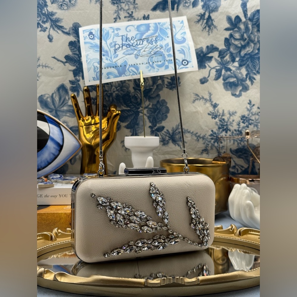 🆕 HENRI BENDEL 🧿 NWOT Ivory Leafy Crystal Embellished Clutch, with Chain Strap - Picture 2 of 15